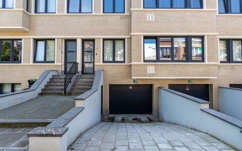 Centrally Located The Corner: Pared, Departamento, Fachada, Arquitectura, Barrio Residencial, Material Compuesto, Condominio, Casa, Diseño Urbano, Balcón