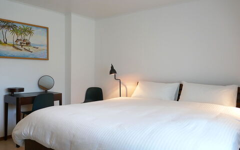Cá Pórt Róss: Cama, Mueble, Diseño De Interiores, Habitación, Pared, Suelo, Lecho, Sábana, Piso, Madera