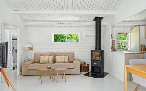 Fulla - 150M from the Sea: Mueble, Piso, Diseño De Interiores, Suelo, Madera, Suelos De Madera, Techo, Sofá, Sala, Habitación