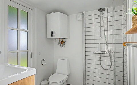 Fulla - 150M from the Sea: Asiento Del Baño, Baño, Baño, Arreglo De Tubería, Pared, Piso, Diseño De Interiores, Suelo, Lavabo, Lavabo Del Baño