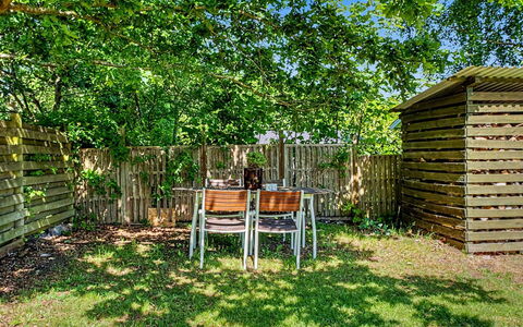 Fulla - 150M from the Sea: Madera, Jardín, Patio Interior, Sombra, Césped, Mueble Para Exteriores, Yarda, Cerca, Madera Dura, Inicio De Esgrima