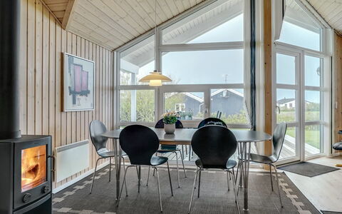 Skakke - 350M to the Fjord: Madera, Techo, Diseño De Interiores, Mueble, Piso, Suelo, Sala, Casa, Silla, Habitación
