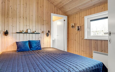 Skakke - 350M to the Fjord: Madera, Techo, Diseño De Interiores, Habitación, Madera Dura, Manchas De Madera, Tablón, Marco De La Cama, Cama, Lámpara