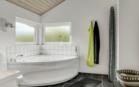 Skakke - 350M to the Fjord: Piso, Diseño De Interiores, Arreglo De Tubería, Bañera, Suelo, Plomería, Baño, Techo, Loseta, Grifo