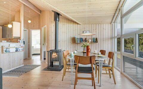 Skakke - 350M to the Fjord: Madera, Piso, Diseño De Interiores, Techo, Suelo, Lámpara, Mueble, Habitación, Suelos De Madera, Cocina