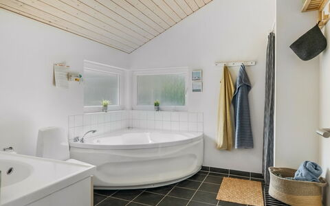 Skakke - 350M to the Fjord: Arreglo De Tubería, Diseño De Interiores, Piso, Techo, Suelo, Bañera, Baño, Plomería, Grifo, Habitación