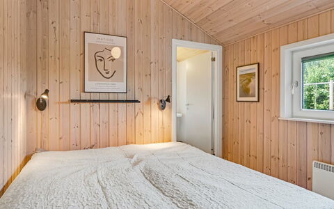 Skakke - 350M to the Fjord: Madera, Habitación, Cama, Lecho, Sábana, Marco De La Cama, Techo, Casa, Diseño De Interiores, Suelo