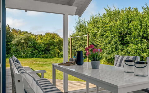 Skakke - 350M to the Fjord: Mueble, Silla, Mueble Para Exteriores, Mesa, Madera, Cocina Y Comedor Mesa, Mesa Al Aire Libre, Porche, Sombra, Mesa De Café