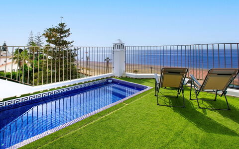 La Samba Beachfront: Piscina, Césped, Jardín, Césped Artificial, Paisajismo, Balcón, Inmuebles, Recurso, Cerca, Yarda