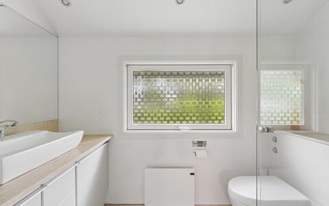 Naninja - 680M from the Sea: Diseño De Interiores, Pared, Piso, Baño, Arreglo De Tubería, Suelo, Techo, Bañera, Plomería, Casa