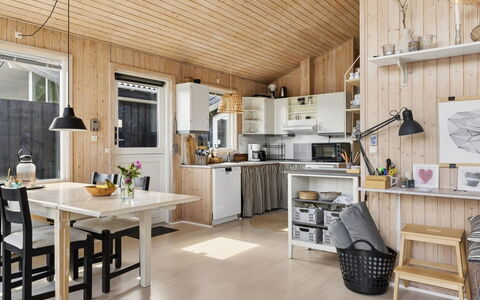 Eerika - 1Km from the Sea: Cocina, Madera, Mueble, Techo, Diseño De Interiores, Mostrador, Electrodoméstico, Casa, Aparato De Cocina, Cocina Y Comedor Mesa