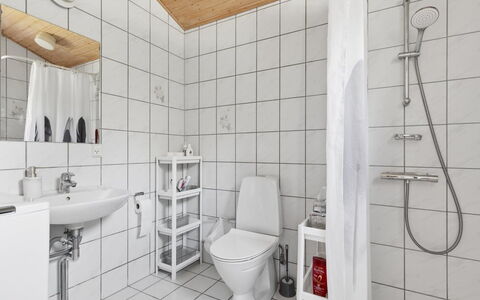 Eerika - 1Km from the Sea: Piso, Suelo, Arreglo De Tubería, Diseño De Interiores, Techo, Baño, Lavabo, Asiento Del Baño, Baño, Loseta