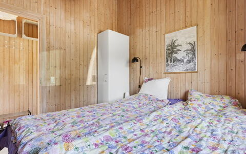 Eerika - 1Km from the Sea: Habitación, Cama, Madera, Sábana, Lecho, Diseño De Interiores, Suelo, Piso, Techo, Linos