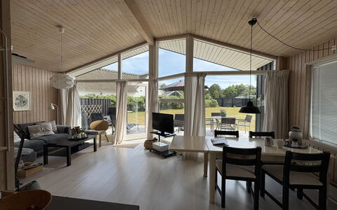 Eerika - 1Km from the Sea: Madera, Casa, Techo, Cabaña, Sombra, Sala, Silla, Madera Dura, Diseño, Cocina Y Comedor Mesa