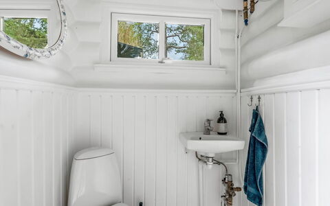 Armund - 50M from the Sea: Arreglo De Tubería, Plomería, Grifo, Baño, Techo, Baño, Lavabo, Lámpara, Diseño, Madera Dura