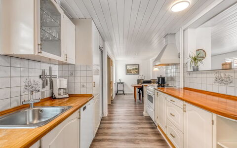 Sinikka - 600M to the Fjord: Piso, Madera, Suelo, Suelos De Madera, Techo, Diseño De Interiores, Casa, Mostrador, Cocina, Manchas De Madera