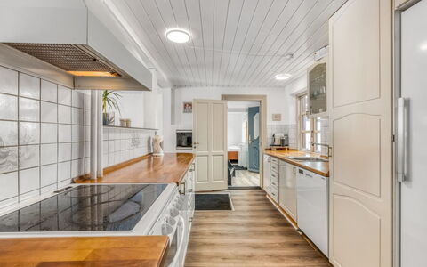 Sinikka - 600M to the Fjord: Piso, Cocina, Madera, Diseño De Interiores, Mostrador, Techo, Aparato De Cocina, Suelo, Electrodoméstico, Gabinetes