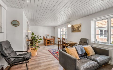 Sinikka - 600M to the Fjord: Piso, Diseño De Interiores, Pared, Suelo, Suelos De Madera, Madera, Techo, Mueble, Sofá, Sala