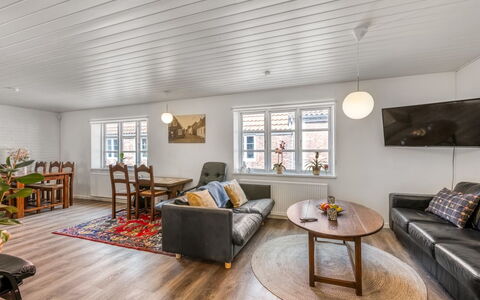 Sinikka - 600M to the Fjord: Madera, Piso, Diseño De Interiores, Techo, Mueble, Sofá, Suelo, Casa, Suelos De Madera, Sala
