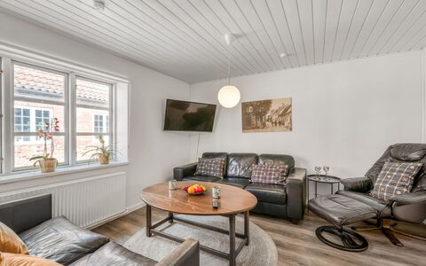 Sinikka - 600M to the Fjord: Mueble, Diseño De Interiores, Piso, Madera, Techo, Sofá, Suelo, Sala, Casa, Suelos De Madera
