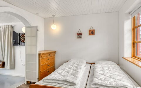Sinikka - 600M to the Fjord: Cama, Habitación, Pared, Piso, Suelo, Diseño De Interiores, Madera, Mueble, Lecho, Techo