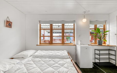 Sinikka - 600M to the Fjord: Pared, Diseño De Interiores, Piso, Suelo, Madera, Habitación, Cama, Techo, Mueble, Sábana