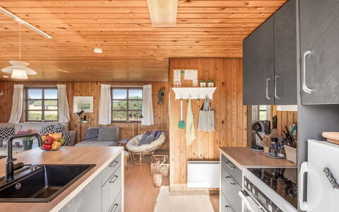 Satu - 1.5Km from the Sea: Madera, Cocina, Mueble, Piso, Suelo, Mostrador, Aparato De Cocina, Manchas De Madera, Cocina Y Comedor Mesa, Electrodoméstico