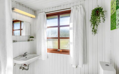 Satu - 1.5Km from the Sea: Madera, Diseño De Interiores, Piso, Arreglo De Tubería, Suelo, Techo, Grifo, Baño, Casa, Plomería