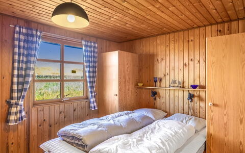 Satu - 1.5Km from the Sea: Madera, Habitación, Mueble, Diseño De Interiores, Cama, Casa, Piso, Manchas De Madera, Marco De La Cama, Lecho