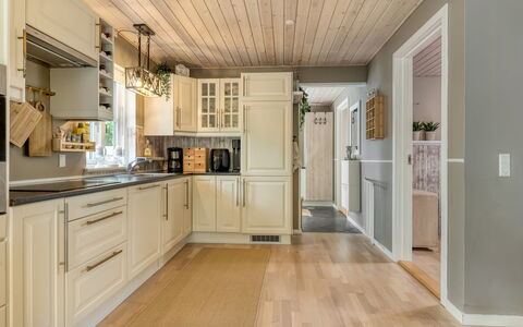 Myrra: Madera, Piso, Diseño De Interiores, Techo, Gabinetes, Suelo, Suelos De Madera, Cocina, Casa, Mostrador