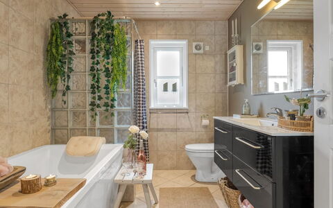 Myrra: Diseño De Interiores, Piso, Pared, Arreglo De Tubería, Lavabo, Baño, Suelo, Mueble De Baño, Grifo, Baño
