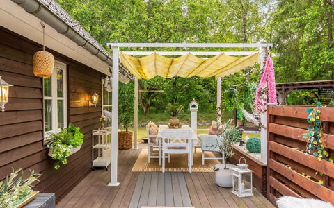 Myrra: Madera, Mueble, Maceta, Mueble Para Exteriores, Piso, Suelos De Madera, Jardín, Cubierta, Silla