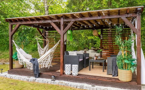 Myrra: Madera, Mueble Para Exteriores, Mueble, Jardín, Mesa Al Aire Libre, Kiosko, Patio Interior, Patio, Estructura Al Aire Libre, Madera Dura