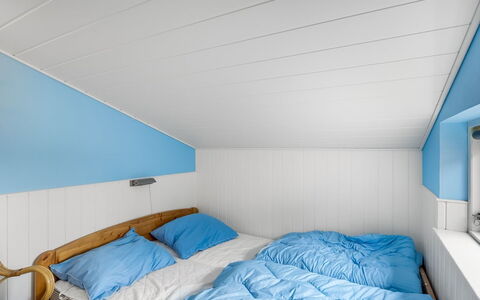 Myra - 100M from the Sea: Diseño De Interiores, Habitación, Techo, Suelo, Piso, Cama, Linos, Lecho, Habitación, Sábana
