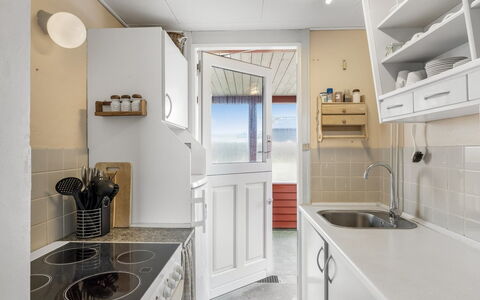 Myra - 100M from the Sea: Piso, Electrodoméstico, Madera, Suelo, Diseño De Interiores, Cocina, Techo, Aparato De Cocina, Mostrador, Habitación