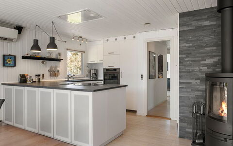 Ulfsten - 2Km from the Sea: Piso, Diseño De Interiores, Suelo, Madera, Mueble, Mostrador, Cocina, Techo, Lámpara, Gabinetes