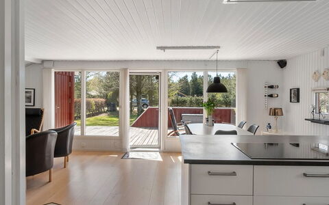 Ulfsten - 2Km from the Sea: Piso, Diseño De Interiores, Madera, Techo, Suelo, Mueble, Mostrador, Cocina, Lámpara, Casa