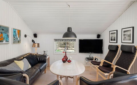 Ulfsten - 2Km from the Sea: Techo, Diseño De Interiores, Sala, Casa, Sofá, Habitación, Lámpara, Marco, Suelos De Madera