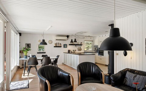 Ulfsten - 2Km from the Sea: Techo, Diseño De Interiores, Piso, Mueble, Lámpara, Suelo, Casa, Sala, Suelos De Madera, Silla