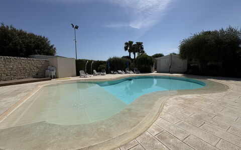 Villa Monaco: Piscina, Material Compuesto, Hormigón, Fuente De Agua, Sombra, Recurso, Paisajismo, Loseta, Losa