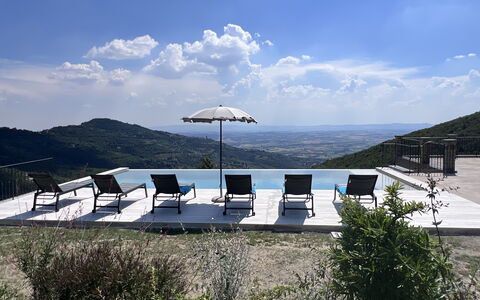 Villa Maddalena alla Guglielmesca: Accidentes Geográficos Montañosas, Colina, Mueble Para Exteriores, Tierras Altas, Mueble, Hill Station, Cordillera, Silla, Piscina, Sunlounger