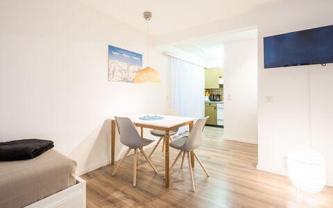 Val Signina 2-9: Mueble, Diseño De Interiores, Piso, Suelo, Suelos De Madera, Pared, Madera, Techo, Habitación, Suelo Laminado
