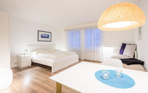 Val Signina 2-9: Mueble, Diseño De Interiores, Cama, Suelo, Piso, Madera, Techo, Habitación, Habitación, Textil