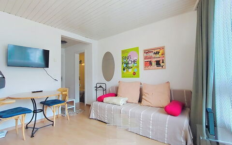 Flüela Lounge: Departamento, Arquitectura, Barrio Residencial, Condominio, Material Compuesto, Diseño Urbano, Balcón, Uso Mixto, Sombra
