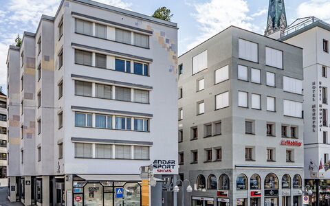 Chesa Enania: Departamento, Arquitectura, Barrio Residencial, Condominio, Material Compuesto, Diseño Urbano, Balcón, Uso Mixto, Sombra