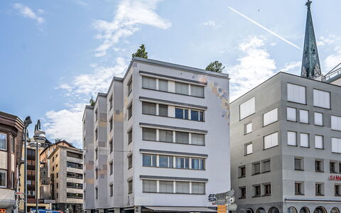 Chesa Enania: Departamento, Arquitectura, Barrio Residencial, Condominio, Material Compuesto, Diseño Urbano, Balcón, Uso Mixto, Sombra