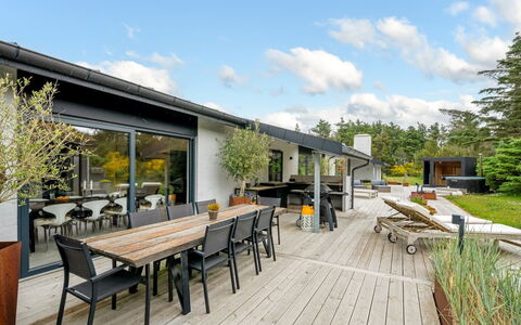 Nitis - 300M to the Fjord: Casa, El Terreno Del Lote, Mueble, Sombra, Silla, Mueble Para Exteriores, Jardín, Inmuebles, Paisajismo, Mesa Al Aire Libre