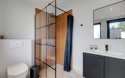 Nitis - 300M to the Fjord: Piso, Arreglo De Tubería, Suelo, Diseño De Interiores, Plomería, Baño, Loseta, Mueble De Baño, Vaso