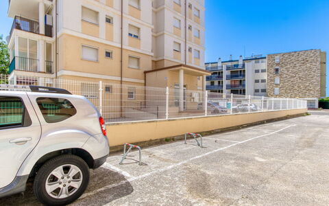 Nice: Departamento, Arquitectura, Barrio Residencial, Condominio, Material Compuesto, Diseño Urbano, Balcón, Uso Mixto, Sombra
