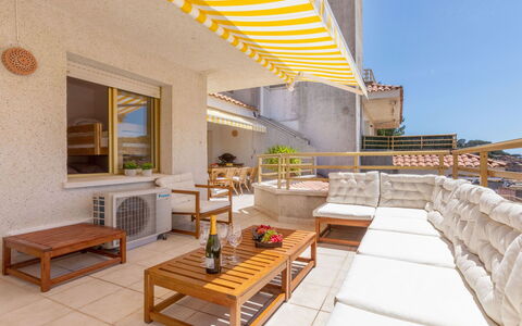 Claudi: Departamento, Arquitectura, Barrio Residencial, Condominio, Material Compuesto, Diseño Urbano, Balcón, Uso Mixto, Sombra